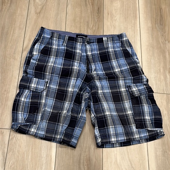 EUC St. John’s Bay Brand Men’s Size 32 Plaid Print Cargo Shorts - Picture 1 of 8